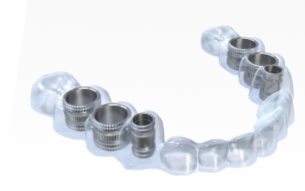 サージカルガイドで正確な埋入